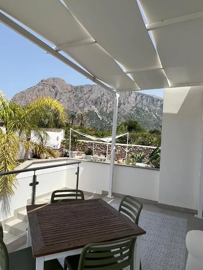 Rosalia Homestay - Levante Apartment Cinisi 0*,  Itália